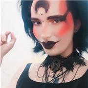 Bruja enseña tarot y adivinación, ademas de cómo construir rituales y protegerse